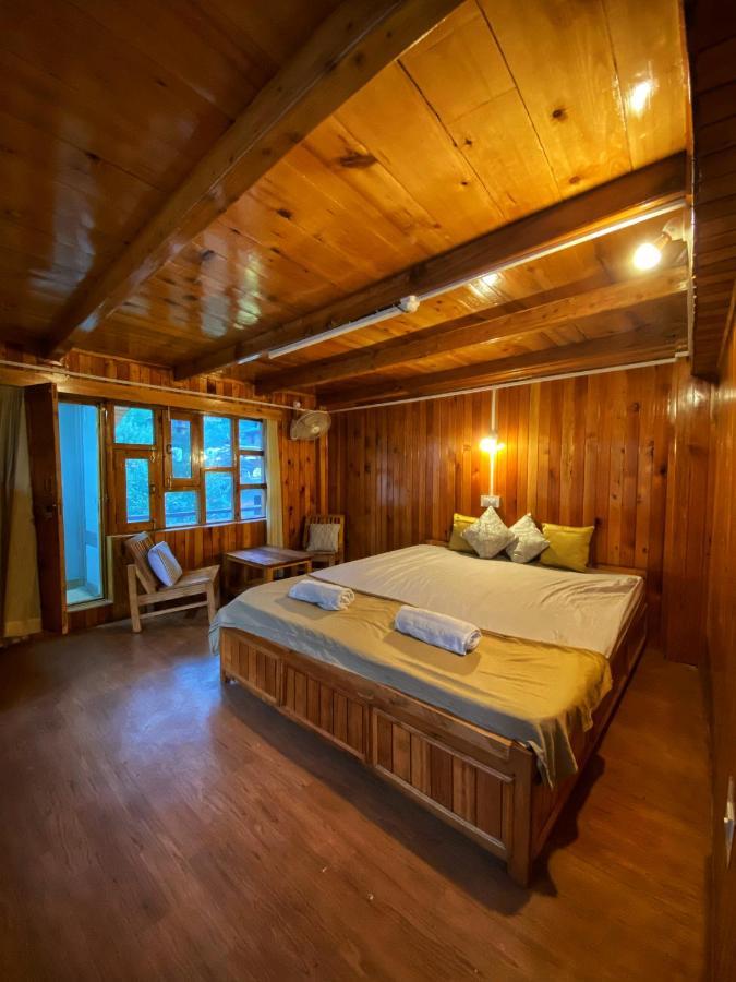 Pine Tower Inn Manāli Esterno foto