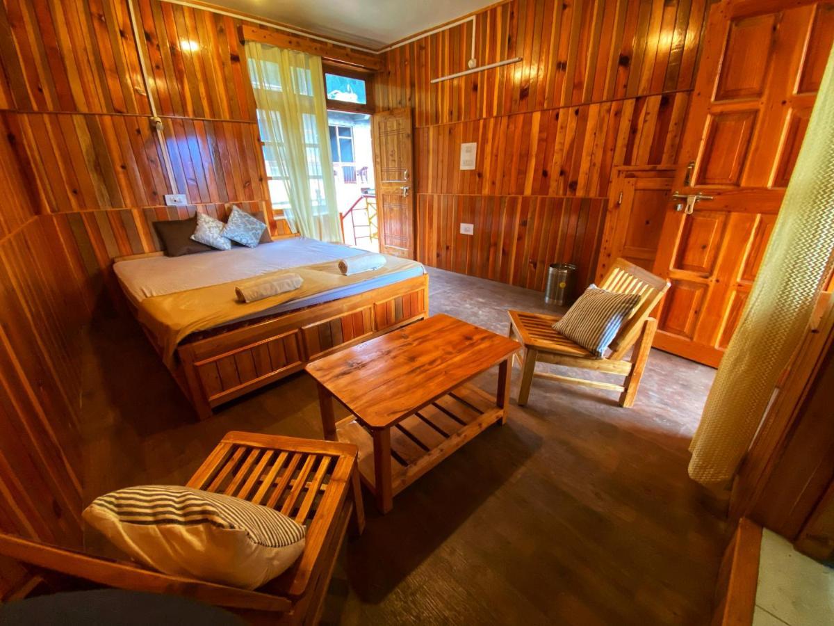 Pine Tower Inn Manāli Esterno foto