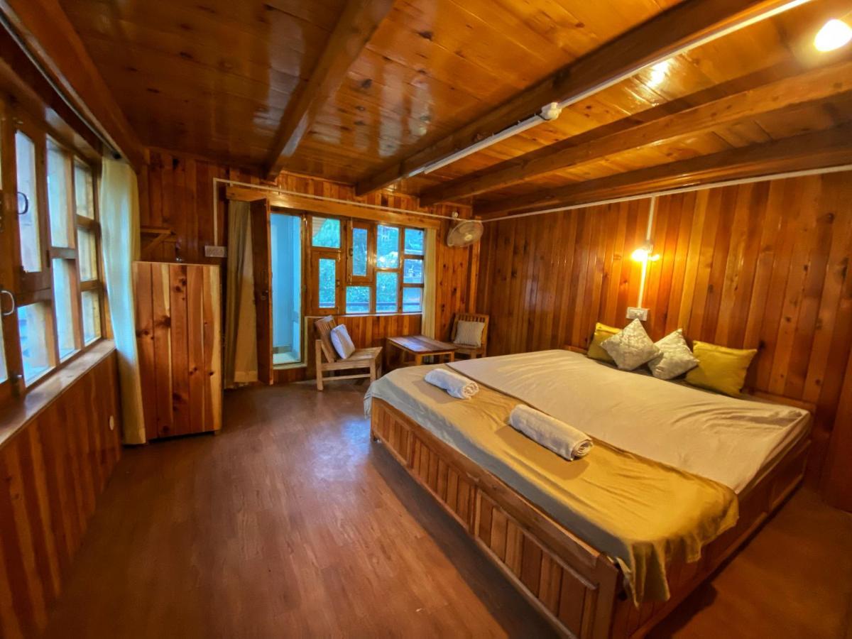 Pine Tower Inn Manāli Esterno foto